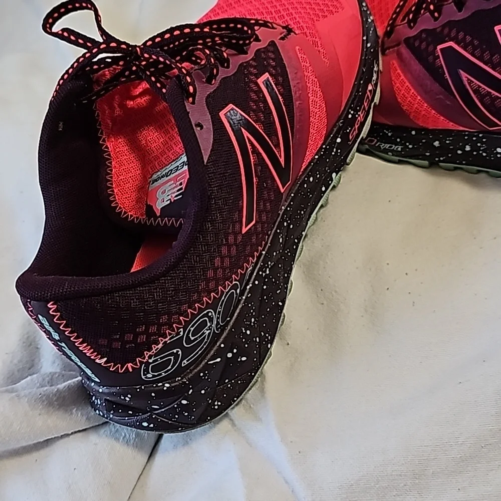 New Balance 690AT Sneakers - Picture 9 of 11
